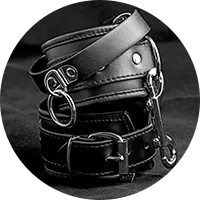 Les menottes reglables en cuir veritable