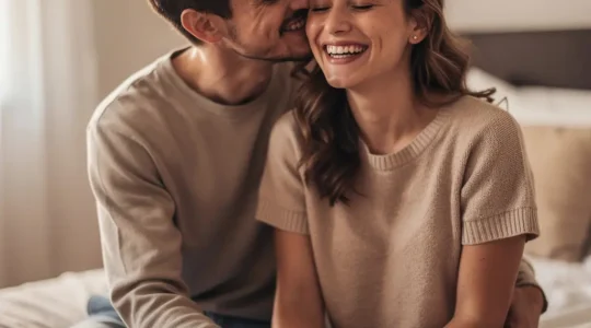 Couple complice partageant un moment ludique et créatif ensemble