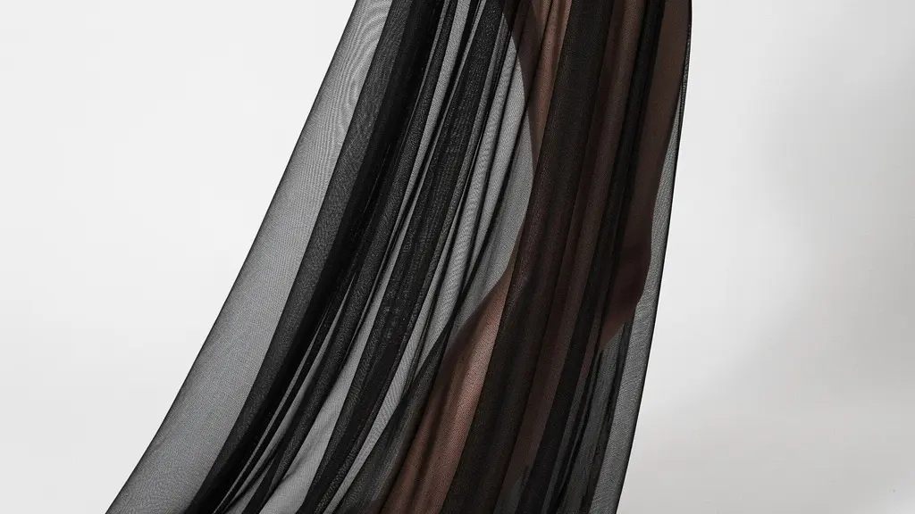 Superposition élégante de tissus fins et opaques