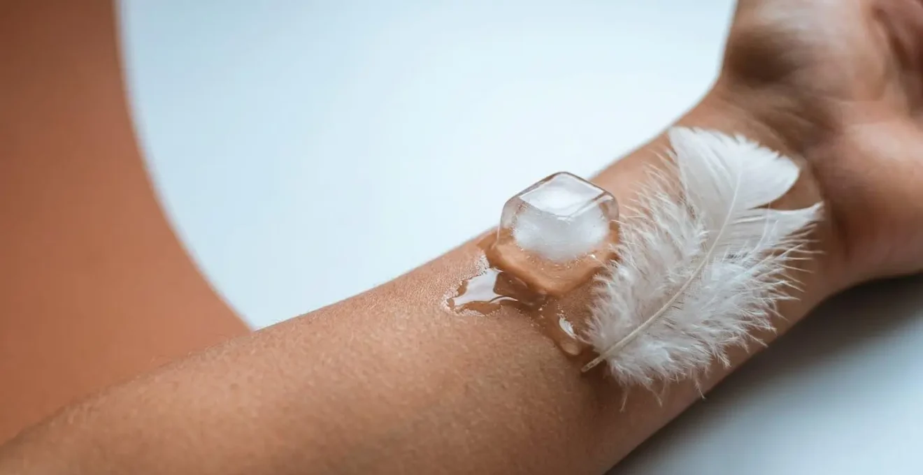 Composition minimaliste évoquant l'éveil sensoriel et la découverte tactile