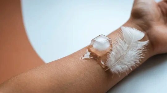 Composition minimaliste évoquant l'éveil sensoriel et la découverte tactile
