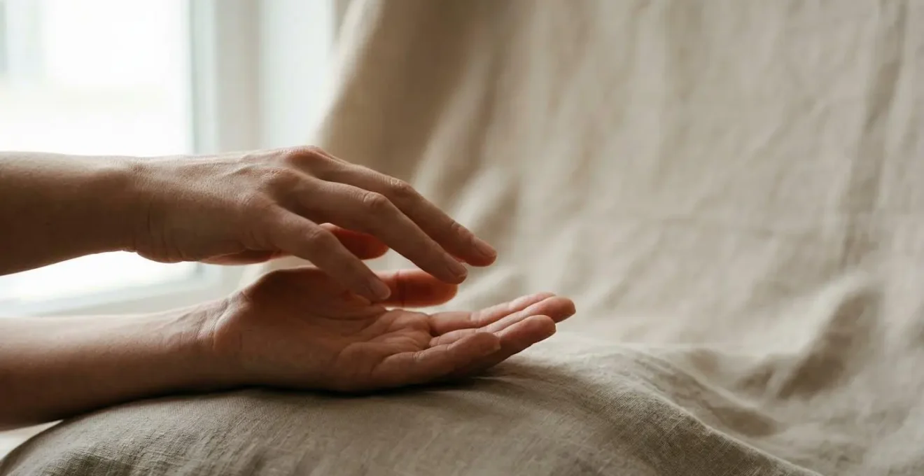 Composition intimiste évoquant l'exploration sensorielle et la découverte tactile dans un cadre de confiance mutuelle