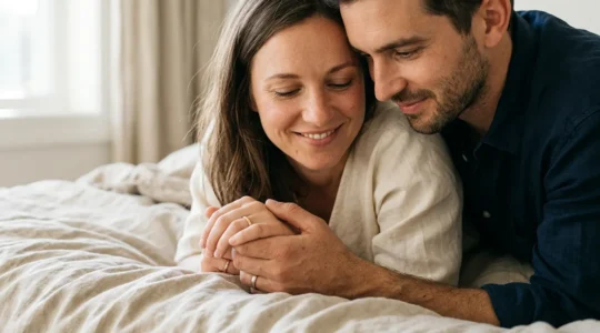 Moment d'intimité et de connexion sensuelle entre partenaires