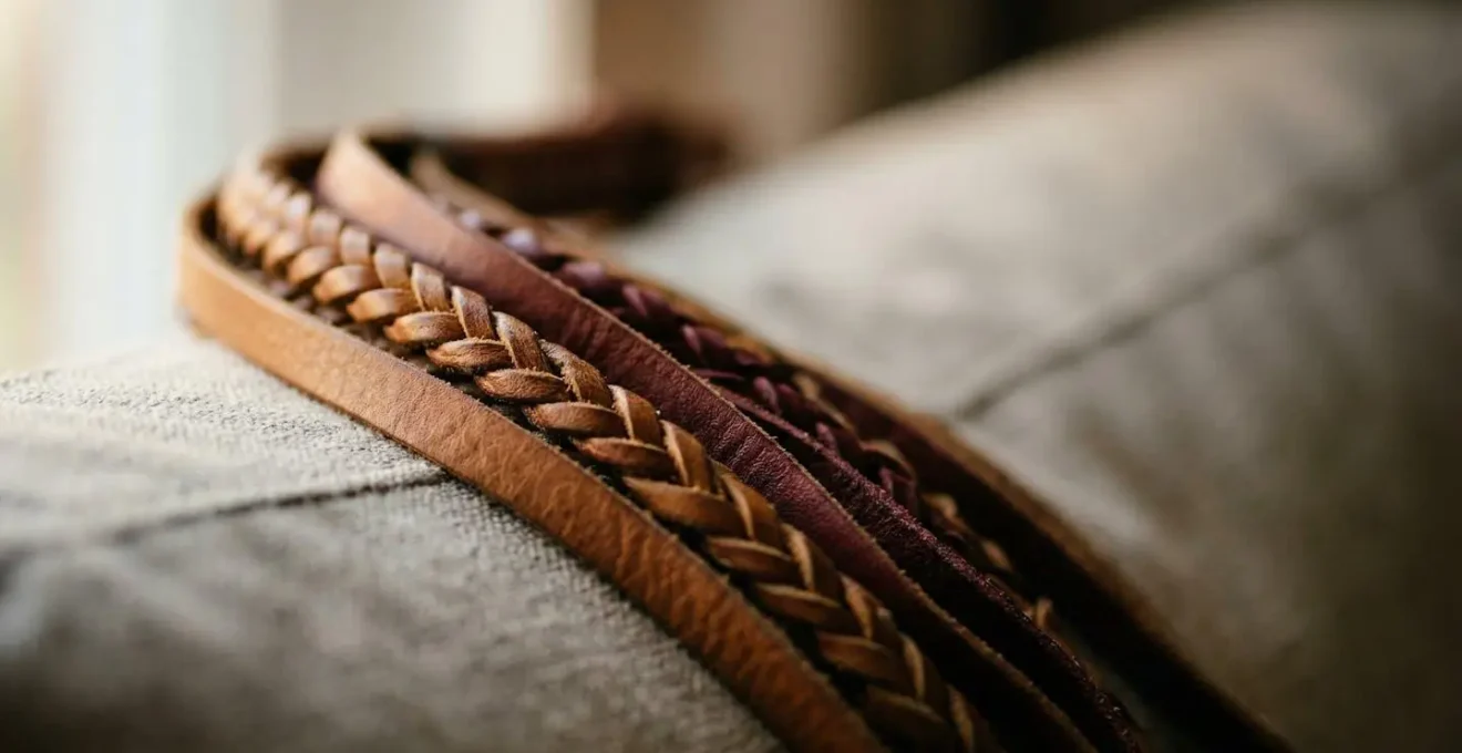 Composition minimaliste comparant la texture et la matière d'instruments pour pratiques BDSM débutants