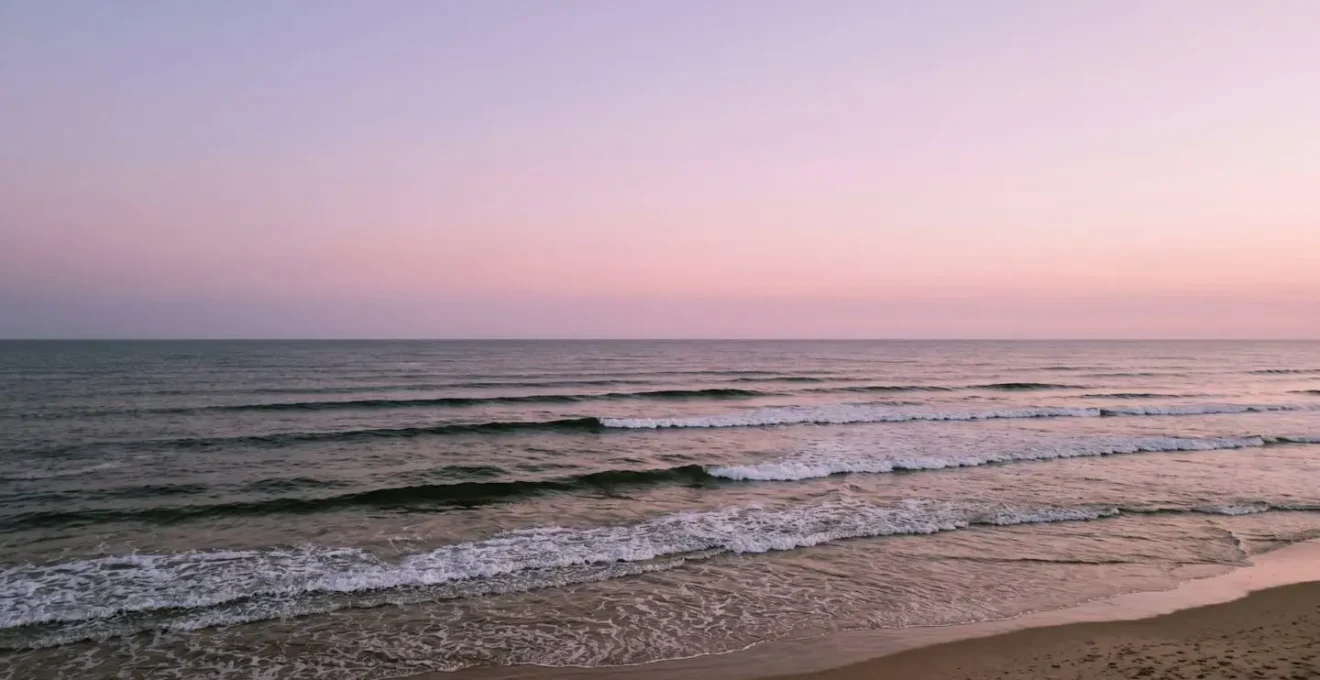 Représentation visuelle abstraite de vagues successives symbolisant les orgasmes multiples