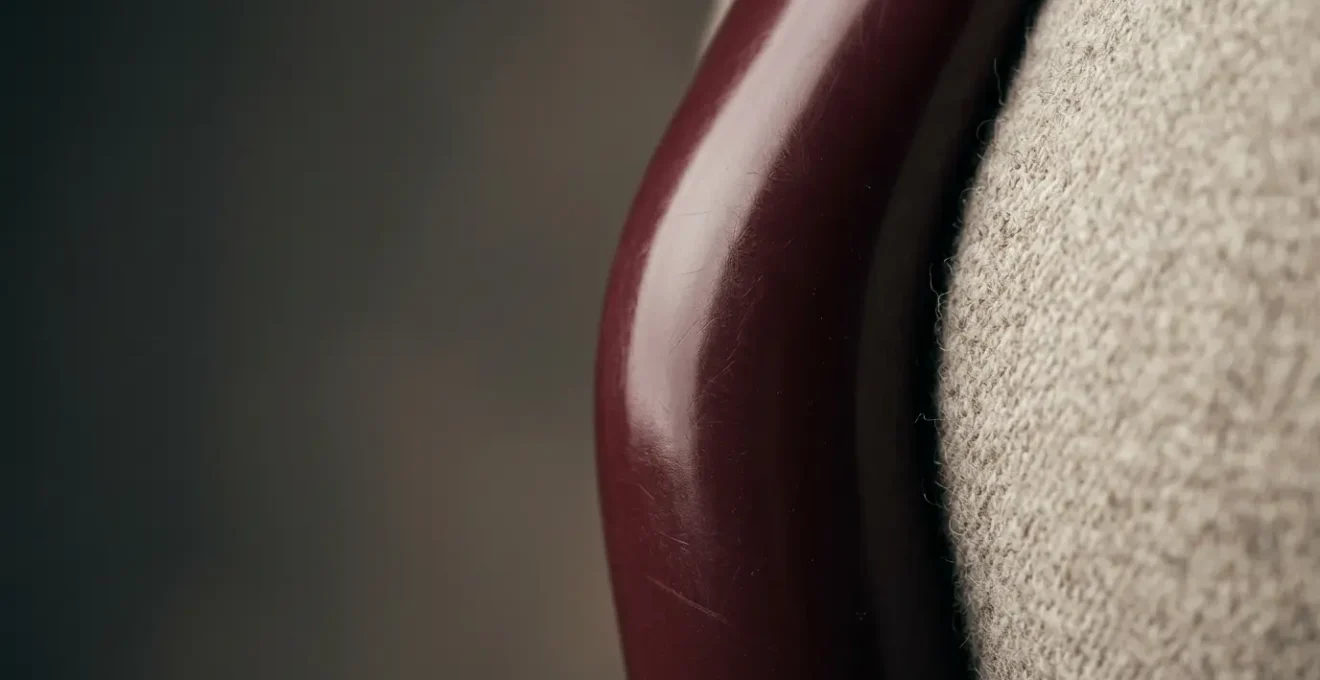 Exploration tactile et sensorielle de matières contrastées évoquant la perception du vinyle et du latex