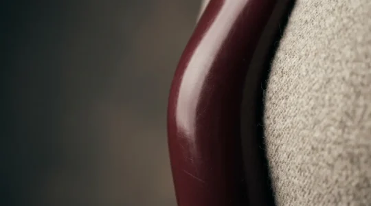Exploration tactile et sensorielle de matières contrastées évoquant la perception du vinyle et du latex