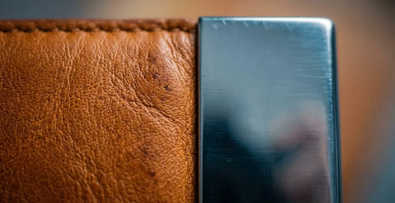 Détail macro de la texture du cuir véritable comparé au métal, illustrant la différence de distribution de pression